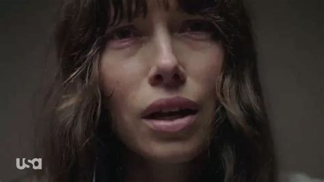 Jessica Biel shocks as she strips naked and murders a stranger。